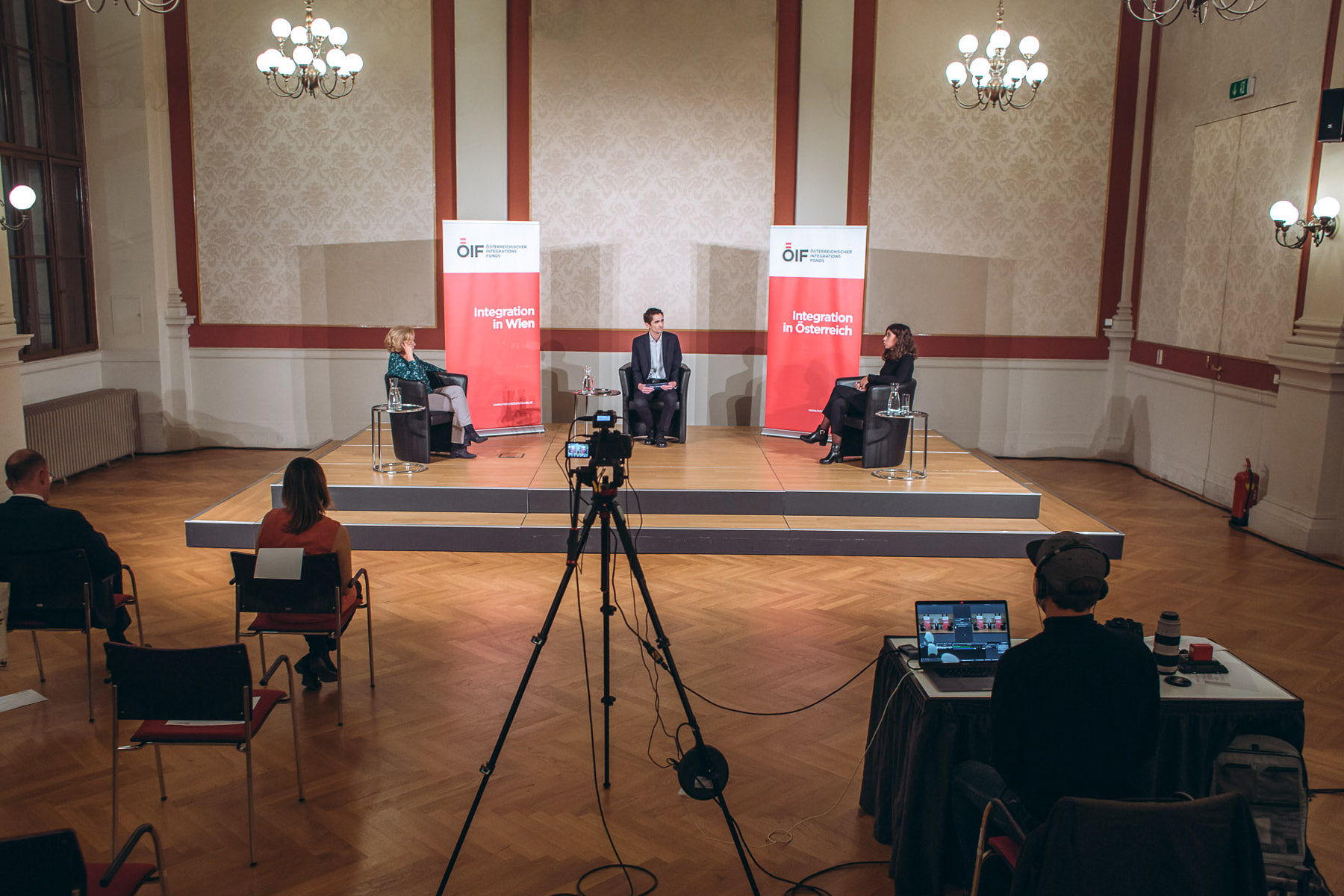 Livestream einer Podiumsdiskussion mit Kamera und Regie von eventvideos.at