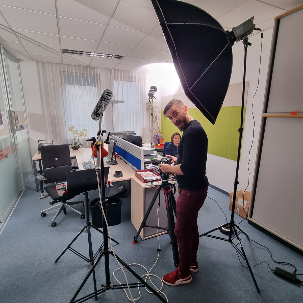 Videointerview-Setup mit Licht und Mikrofon beim Event