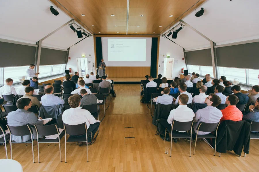 Konferenz mit Vortrag, Publikum und Projektion
