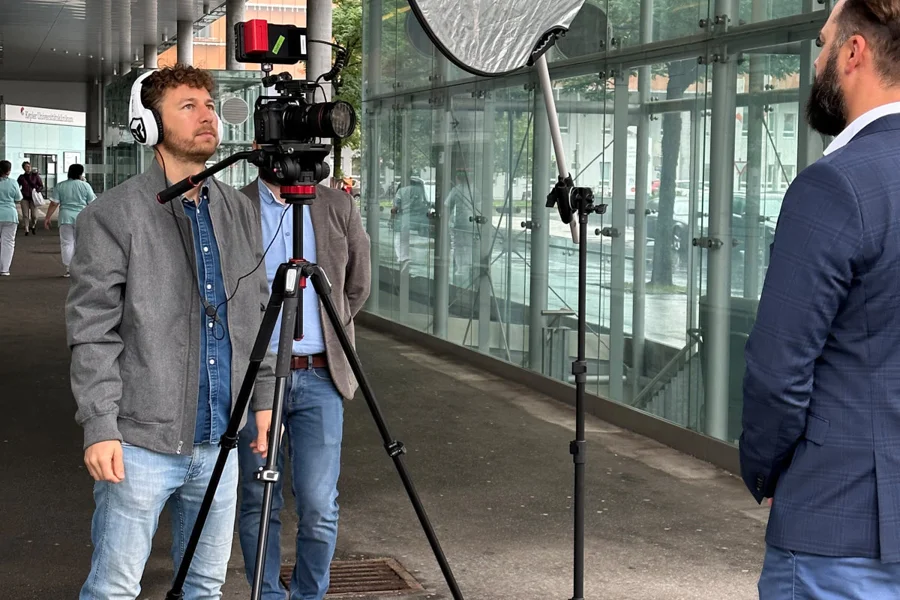 Interview mit einem Gast vor der Kamera